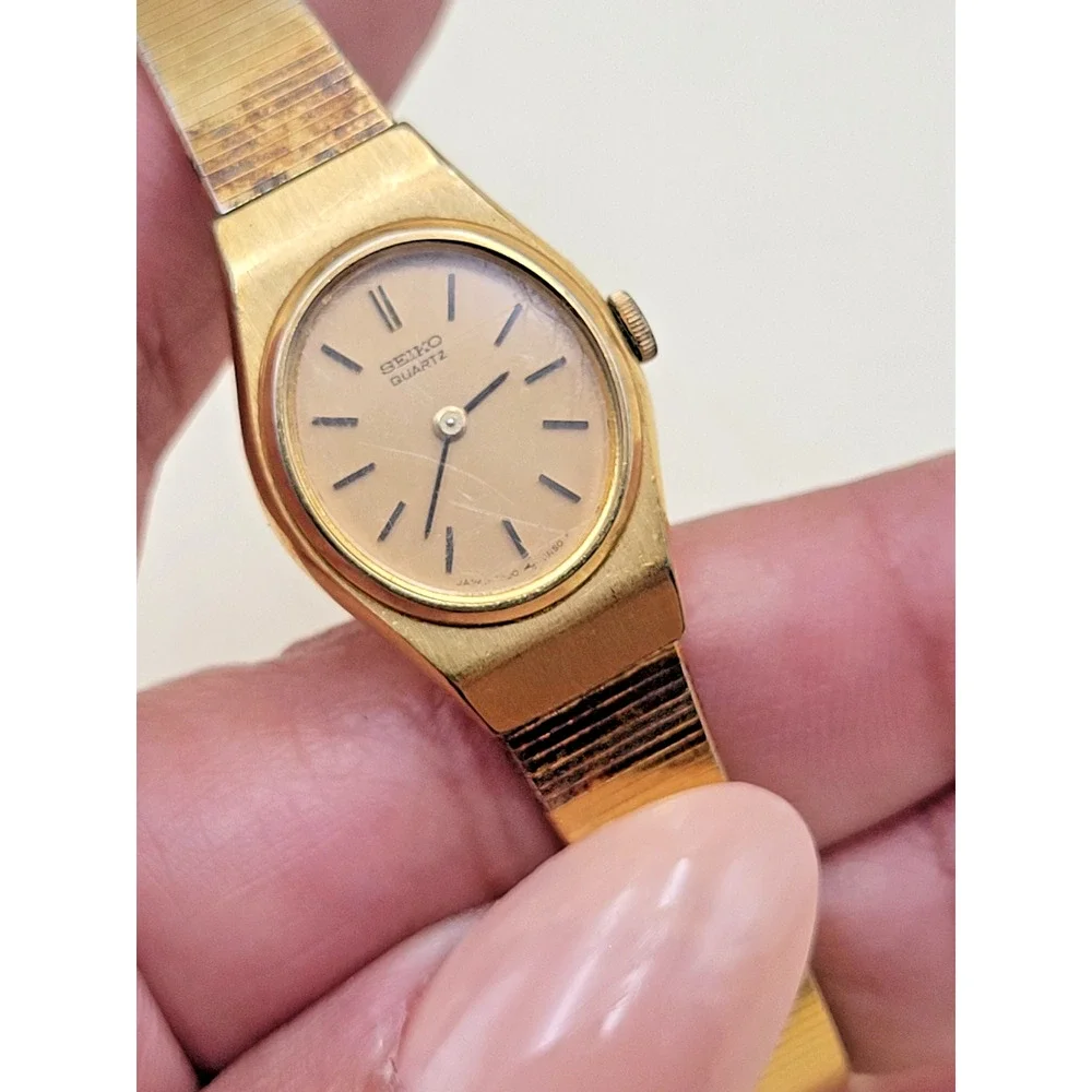 Seiko Quartz 1400-8209 Women's Wristwatch Band Gold Base Metal Tone Finish